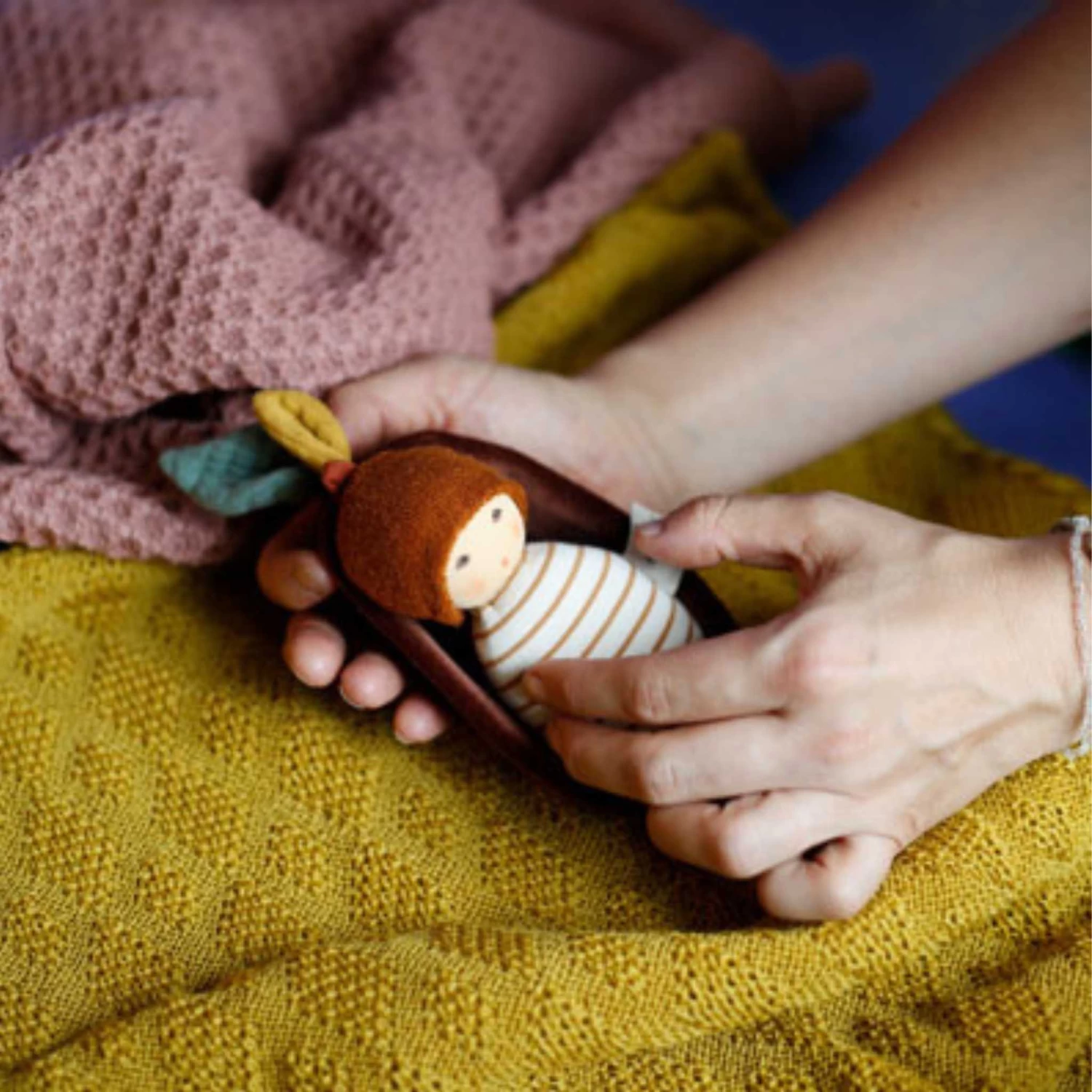 Acorn Baby In Bark Cradle(Nanchen Natur Acorn Baby In Bark Cradle) - Image 2